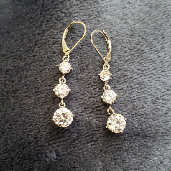 Avenue Jewelry - Zerconium Diamomd Hanging Earings